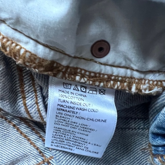 BDG low rise distressed denim shorts size 25w - Picture 3 of 4